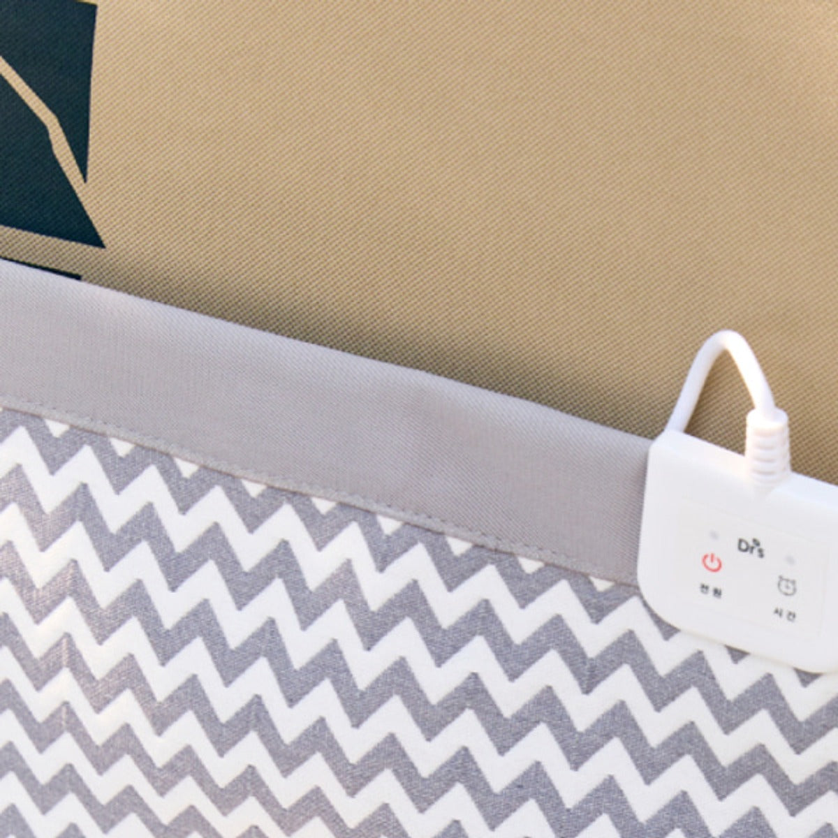 Dr's Carbon Heating Pad Medium controller close-up | pad-m-sub-2026-09-30